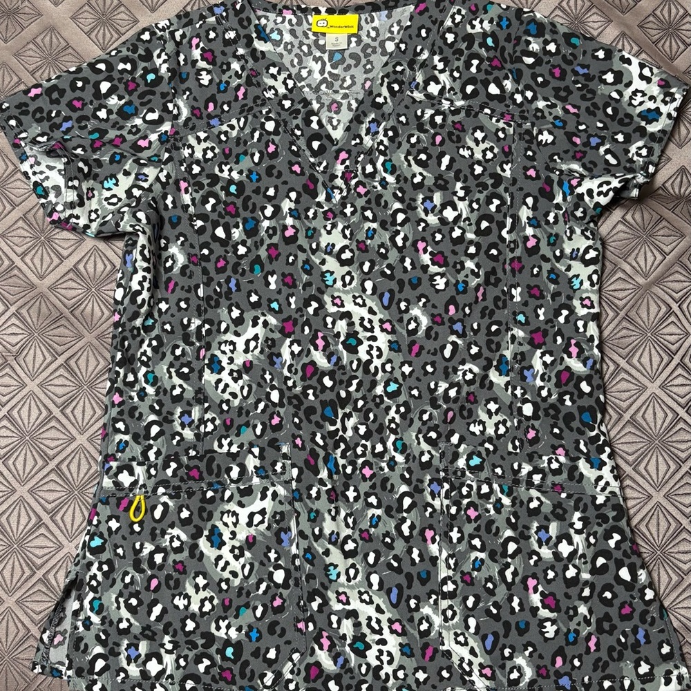 WonderWink Leopard scrubtop